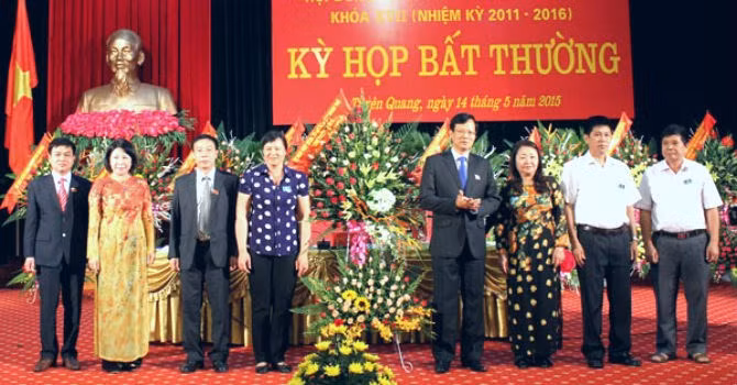 Ông Phạm Minh Huấn (thứ 4 từ phải sang), tân Chủ tịch UBND tỉnh Tuyên Qang. Ảnh: tuyenquang.gov.vn