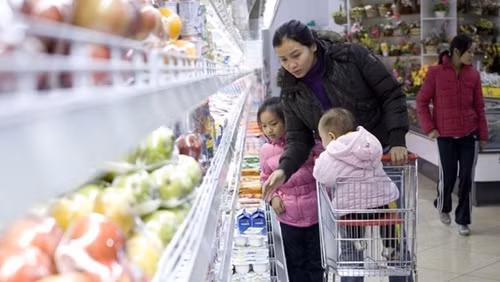 Mô hình bán lẻ hiện đại mới đóng góp 20% - 25% tiêu dùng tại Việt Nam. Ảnh: Bloomberg