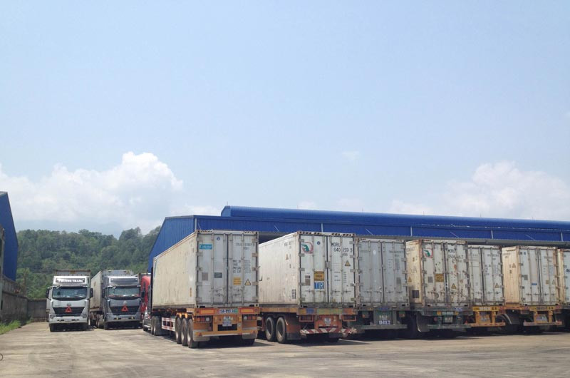 Kho hàng Công ty TNHH Hoàng Lan, phường Duyên Hải, TP. Lào Cai chật kín xe.