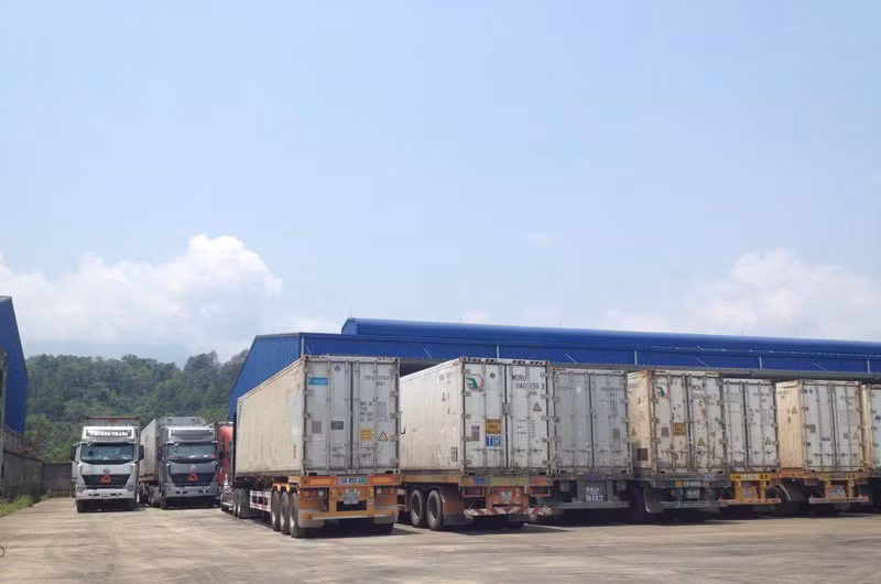 Kho hàng Công ty TNHH Hoàng Lan, phường Duyên Hải, TP. Lào Cai chật kín xe.