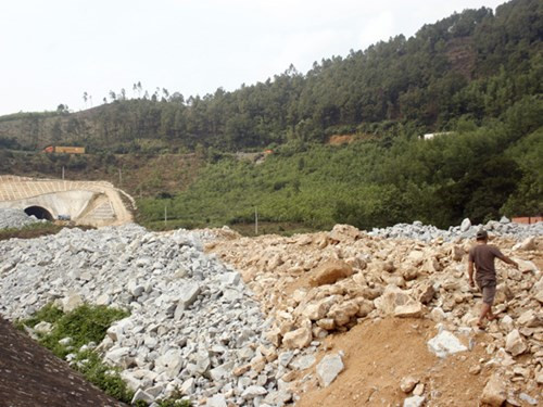 Hầm đường bộ qua đèo Phước Tượng (Thừa Thiên-Huế) đang được thi công 