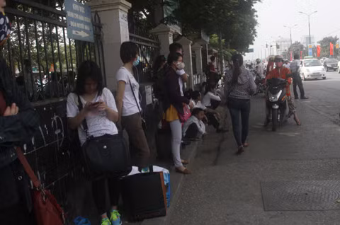 Mệt mỏi chờ đợi người nhà ra đón trên đường Giải Phóng.