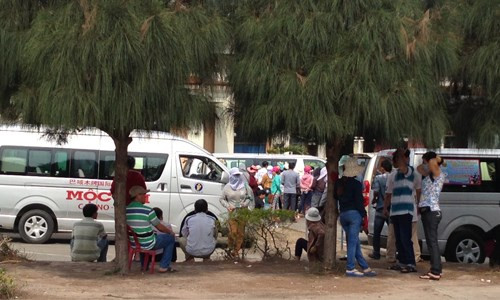 Xe của sòng bài bên phía Campuchia chờ sẵn đón khách Việt qua chơi.