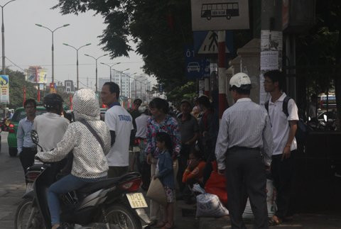 Cảnh mệt mỏi của hành khách sau cả chặng đường dài, tiếp tục chờ đợi xe ôm, taxi để về nhà trọ.