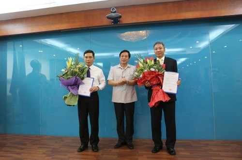 Ông Phạm Đình Trọng (ngoài cùng bên trái) nhận quyết định bổ nhiệm làm Vụ trưởng Vụ quản lý doanh nghiệp Bộ TTTT