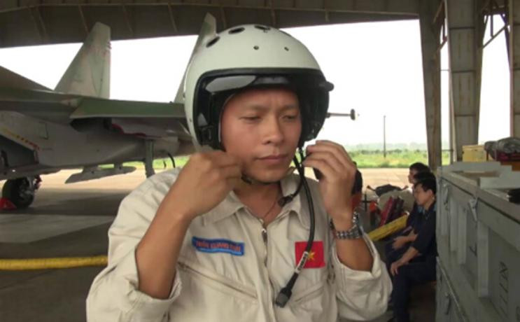 Phi công Trần Quang Khải của chiếc máy bay chiến đấu Su-30MK2 số hiệu 8585 mất tích. Nguồn ảnh: Thời báo Hoàn Cầu, Trung Quốc.
