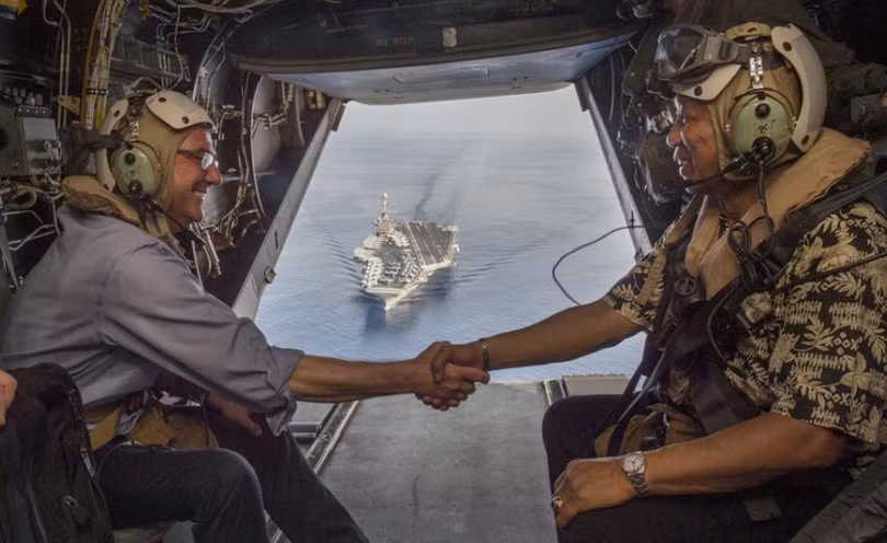 Bộ trưởng Quốc phòng Mỹ Ashton B. Carter và Bộ trưởng Quốc phòng Philippines lên tàu sân bay USS John C. Stennis khi đang tuần tra ở Biển Đông.