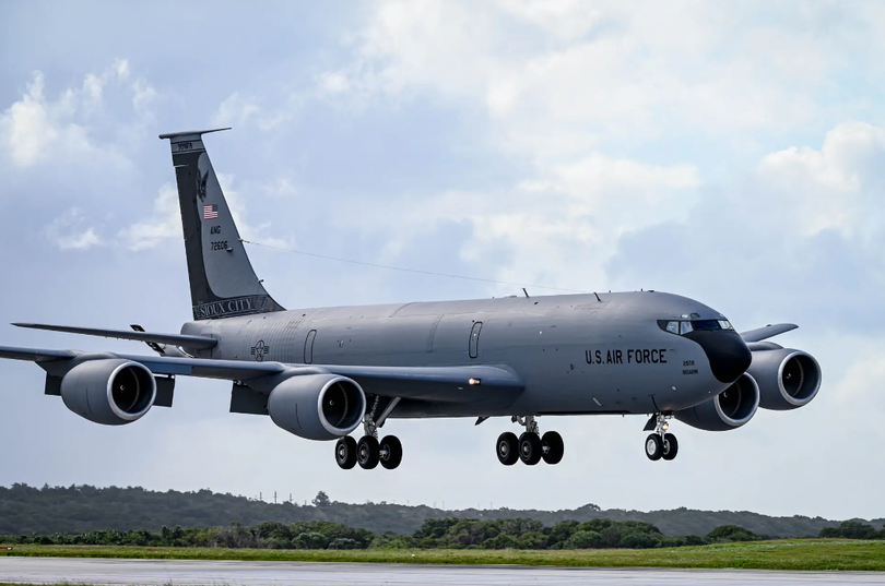 Một chiếc KC-135 Stratotanker của Không quân Mỹ được giao nhiệm vụ tiếp nhiên liệu trên không (Ảnh: The Drive) Một chiếc KC-135 Stratotanker của Không quân Mỹ được giao nhiệm vụ tiếp nhiên liệu trên không (Ảnh: The Drive)
