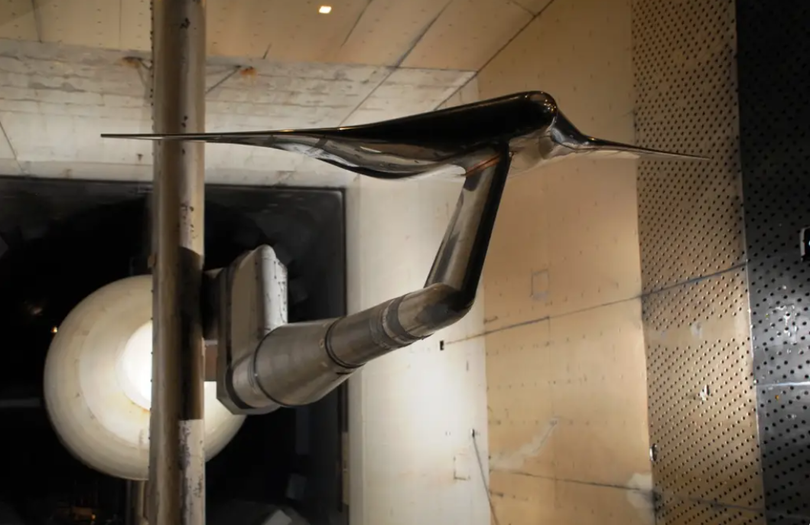 Các bài kiểm tra khí động học của một mô hình máy bay cánh liền thân X-48 trong đường hầm gió của Lực lượng Không quân Mỹ (Ảnh: The Drive) Các bài kiểm tra khí động học của một mô hình máy bay cánh liền thân X-48 trong đường hầm gió của Lực lượng Không quân Mỹ (Ảnh: The Drive)