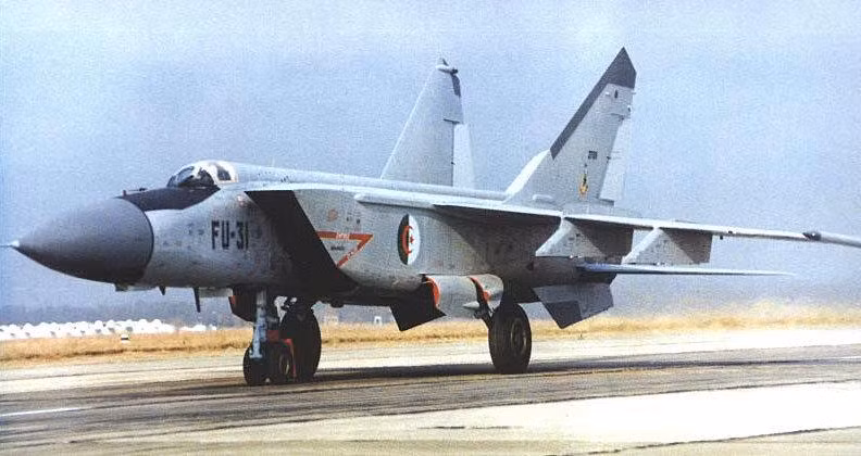 Tiêm kích MiG-25 của Không quân Algeria (Ảnh: Military Watch Magazine)