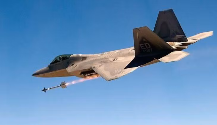 Tiêm kích F-22 phóng tên lửa AIM-9 (Ảnh: Military Watch Magazine)