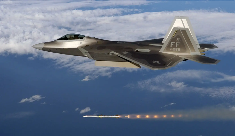 F-22A Raptor phóng tên lửa AIM-120 AMRAAM trong một buổi huấn luyện (Ảnh: The Drive) F-22A Raptor phóng tên lửa AIM-120 AMRAAM trong một buổi huấn luyện (Ảnh: The Drive)