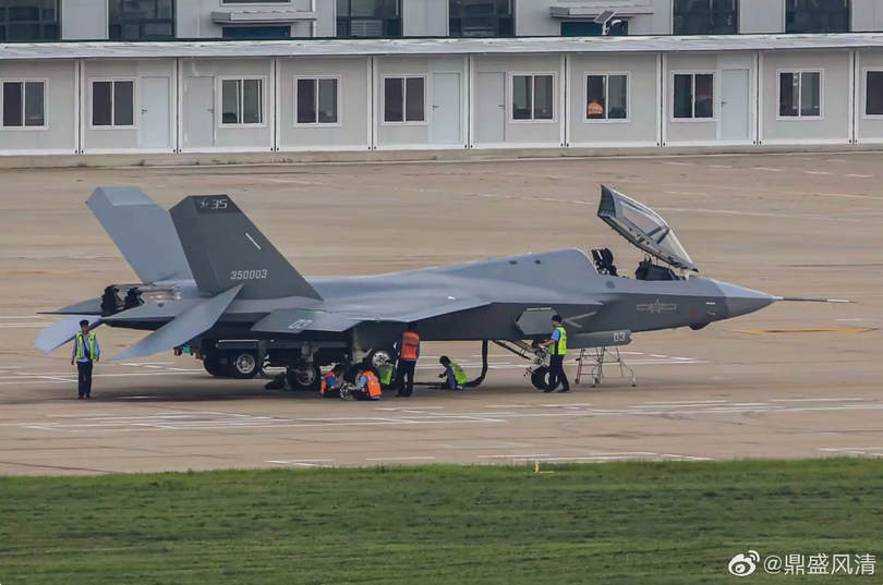 Hình ảnh độ phân giải cao đầu tiên về nguyên mẫu máy bay chiến đấu tàng hình J-35 của Trung Quốc (Ảnh: The Drive)