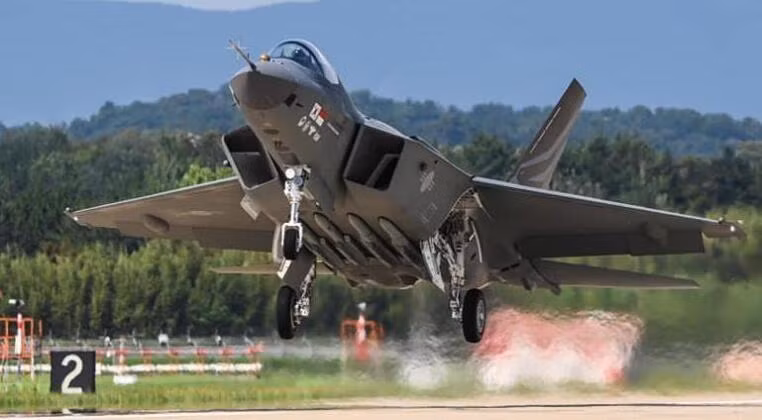 Tiêm kích tàng hình KF-21 của Hàn Quốc thực hiện chuyến bay đầu tiên (Ảnh: Military Watch Magazine)