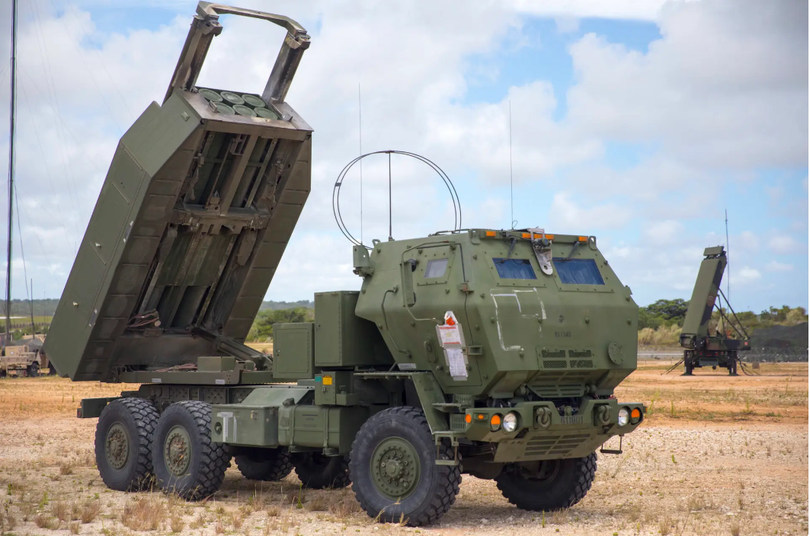Không giống như M270, HIMARS có hệ thống phóng nhỏ hơn, chỉ có thể chứa một hộp đạn tại một thời điểm (Ảnh: The Drive) Không giống như M270, HIMARS có hệ thống phóng nhỏ hơn, chỉ có thể chứa một hộp đạn tại một thời điểm (Ảnh: The Drive)