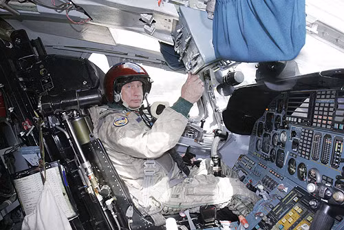 Tổng thống Nga Putin trong buồng lái máy bay ném bom Tu-160
