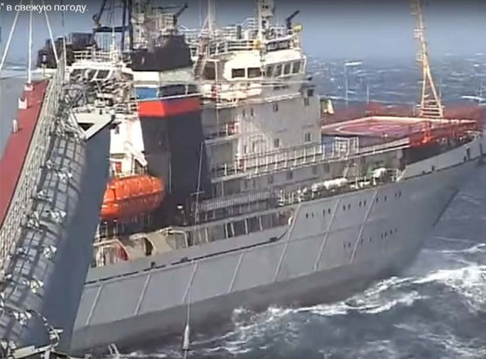 Xem tàu kéo vượt sóng dữ lai dắt tàu sân bay Nga ảnh 3 Xem tàu kéo vượt sóng dữ lai dắt tàu sân bay Nga ảnh 3