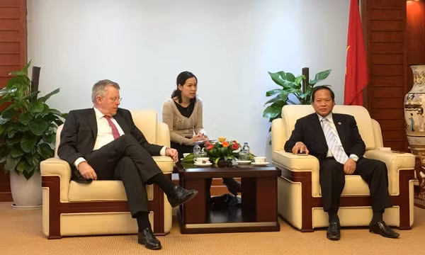 Thứ trưởng Trương Minh Tuấn (phải) tiếp đoàn lãnh đạo cấp cao của Đài truyền hình DW (Đức). Ảnh: T.C