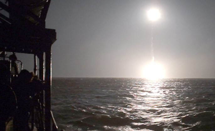 Chùm ảnh tàu ngầm hạt nhân Nga phóng tên lửa Bulava ảnh 8