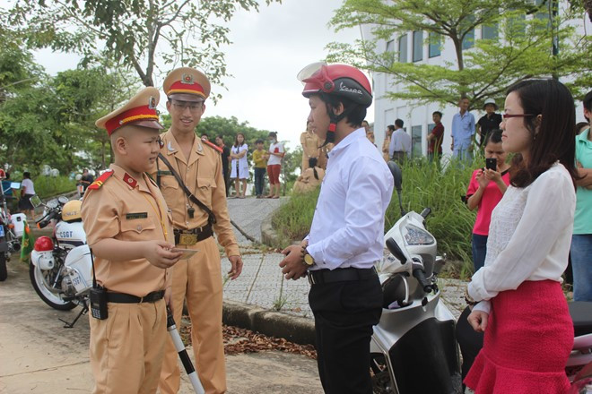 Dũng ra hiệu dừng xe để kiểm tra.