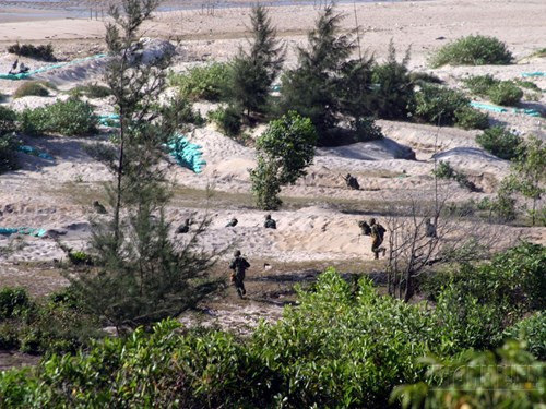 Diễn tập quân sự: Chống các tàu trang bị vũ khí hạng nặng đổ bộ từ biển ảnh 8