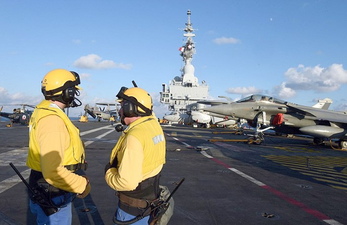 Trên tàu sân bay Pháp tham gia tấn công quân IS ở Trung Đông ảnh 1