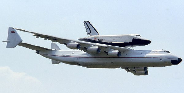 Mục tiêu ban đầu của An-225 là để chở tàu con thoi