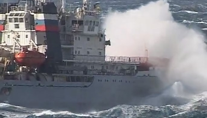 Xem tàu kéo vượt sóng dữ lai dắt tàu sân bay Nga ảnh 2 Xem tàu kéo vượt sóng dữ lai dắt tàu sân bay Nga ảnh 2