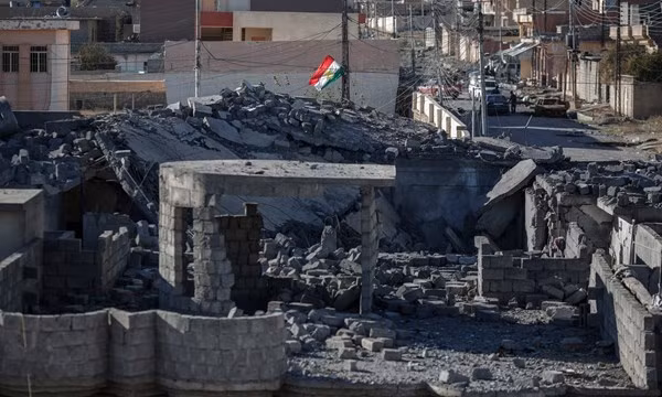 Cờ Vùng tự trị Kurdistan được kéo lên ở Sinjar
