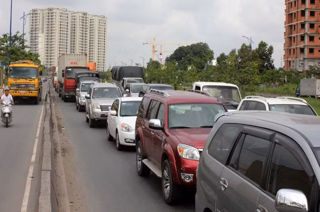 Lượng xe mới lăn bánh ra đường vẫn có xu hướng tăng cao tại TPHCM khiến hạ tầng ngày càng quá tải. Ảnh: Anh Quân