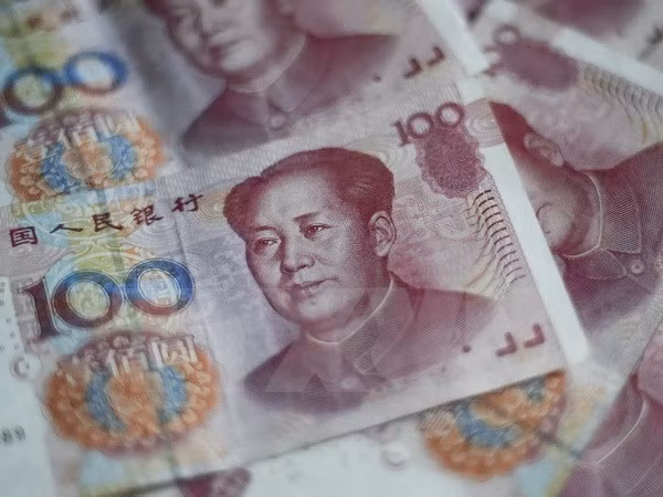 Đồng tiền giấy mệnh giá 100 NDT (15.5 USD) tại Bắc Kinh ngày 25/8. (Nguồn: AFP/TTXVN)