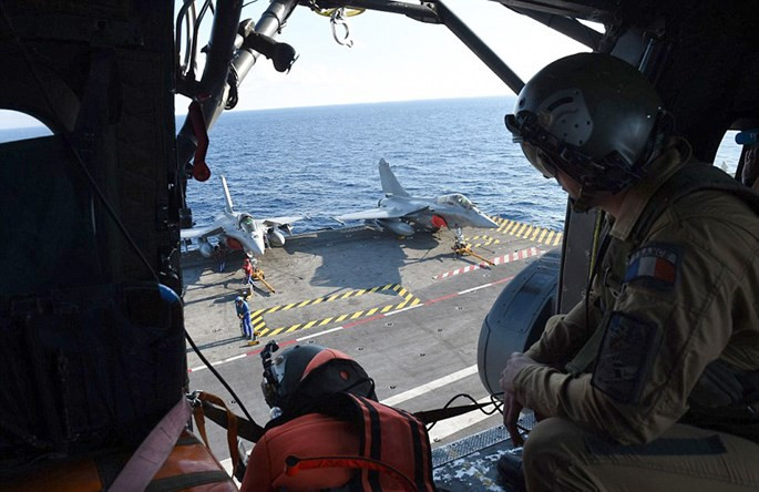 Trên tàu sân bay Pháp tham gia tấn công quân IS ở Trung Đông ảnh 4