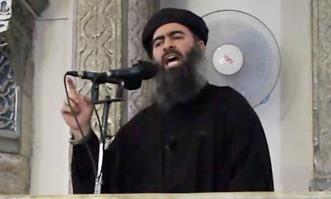 Thủ lĩnh tối cao ISAbu Bakr al-Baghdadi xuất hiện như một giáo hoàng - Ảnh: Al Jazeera