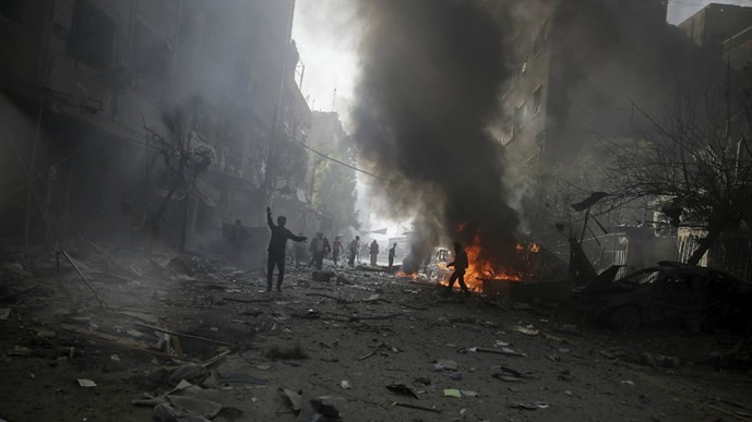 Một khu vực gần thủ đô Damascus của Syria bị trúng không kích được cho là từ lực lượng trung thành với Tổng thống Assad gây ra - Ảnh: Reuters