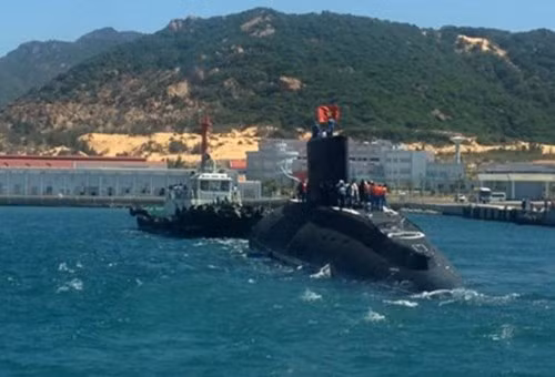 Tàu ngầm thông thường Đà Nẵng, Hải quân Việt Nam ở vịnh Cam Ranh Tàu ngầm thông thường Đà Nẵng, Hải quân Việt Nam ở vịnh Cam Ranh