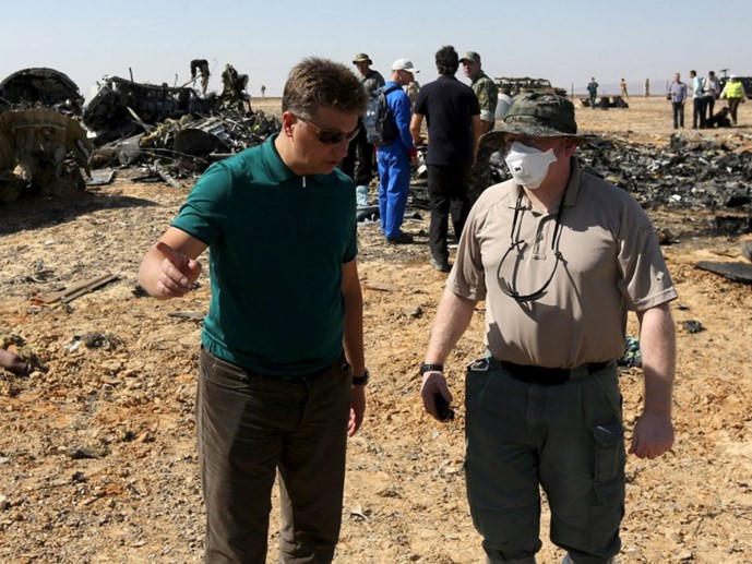 Bộ trưởng Giao thông Nga Maxim Sokolov (trái) làm việc với một điều tra viên tại hiện trường vụ rơi máy bay Nga ở Sinai, Ai Cập - Ảnh: Reuters