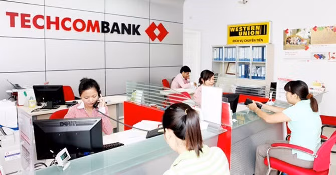 Chủ tịch Techcombank và người thân đồng loạt đăng ký bán cổ phiếu