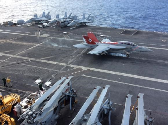 Chiến đấu cơ Mỹ chuẩn bị cất cánh