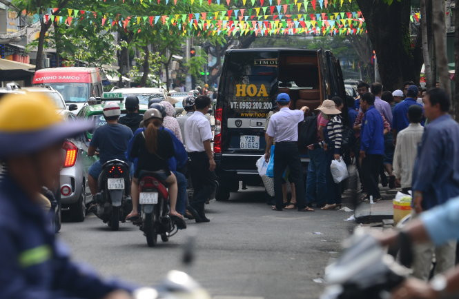 Nhiều doanh nghiệp hoạt động dưới hình thức du lịch lữ hành nhộn nhịp đón khách ở trung tâm TP.HCM như Hoa Mai, Toàn Thắng, Kumho... (ảnh chụp chiều 9-11) - Ảnh: Quang Định