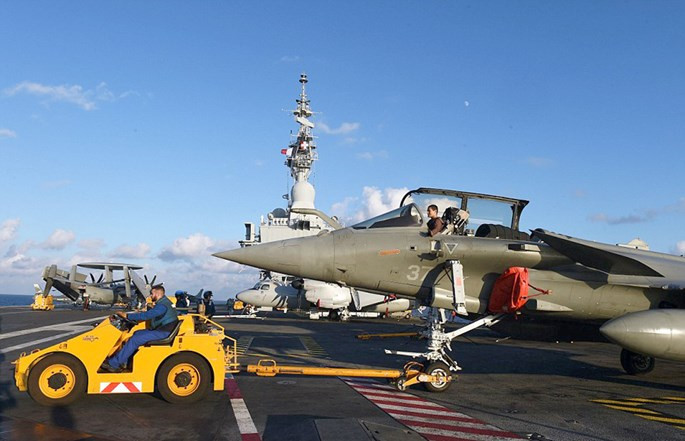 Trên tàu sân bay Pháp tham gia tấn công quân IS ở Trung Đông ảnh 5