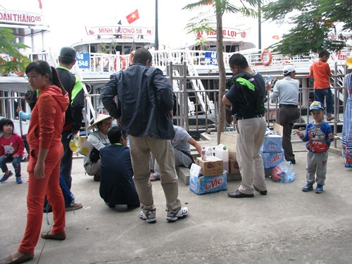 Nhiều du khách tỏ ra ngao ngán khi bị hoãn hành trình. Ảnh:Minh Cương