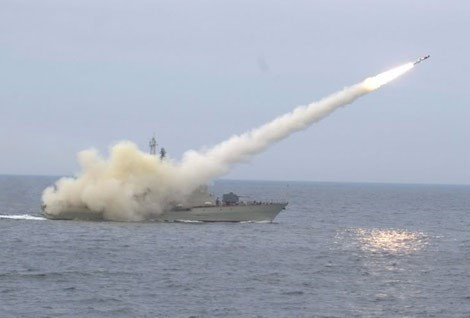 Tàu tên lửa tấn công Molniya của hải quân Việt Nam diễn tập phóng tên lửa
