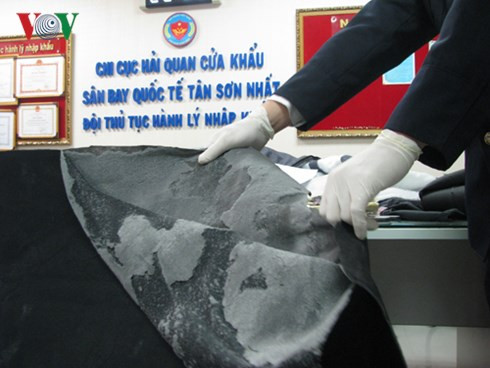 Bóc gỡ thủ đoạn giấu cocaine trong miếng lót chăn, áo khoác qua sân bay