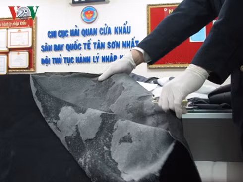 Bóc gỡ thủ đoạn giấu cocaine trong miếng lót chăn, áo khoác qua sân bay