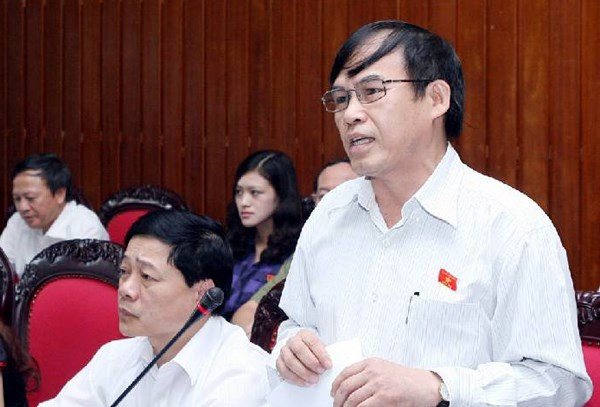 Đại biểu Phùng Văn Hùng nêu con số đại biểu vắng mặt các cuộc biểu quyết tại hội trường.