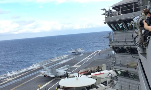 Chiến đấu cơ cất cánh khỏi tàu sân bay Ronald Reagan