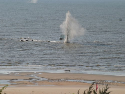 Diễn tập quân sự: Chống các tàu trang bị vũ khí hạng nặng đổ bộ từ biển ảnh 7