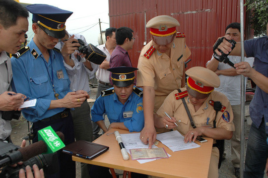 Lực lượng liên ngành của TP Hà Nội xử lý xe quá khổ, quá tải