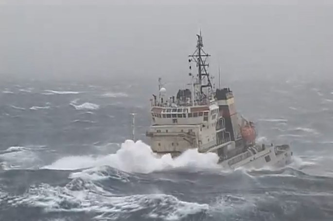 Xem tàu kéo vượt sóng dữ lai dắt tàu sân bay Nga ảnh 1 Xem tàu kéo vượt sóng dữ lai dắt tàu sân bay Nga ảnh 1