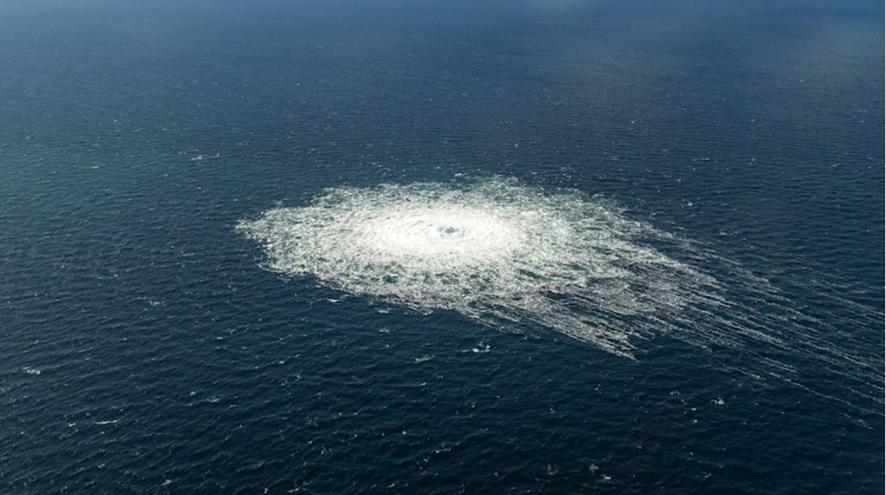 Khí đốt tràn vào bầu khí quyển sau vụ tấn công đường ống Nord Stream vào tháng 9 (Ảnh: CNN)